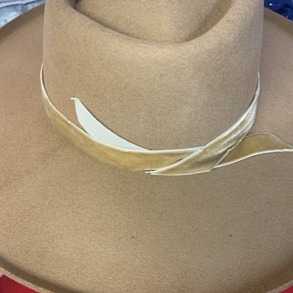 Lack of color Val hat new wtags small flaws main image 4